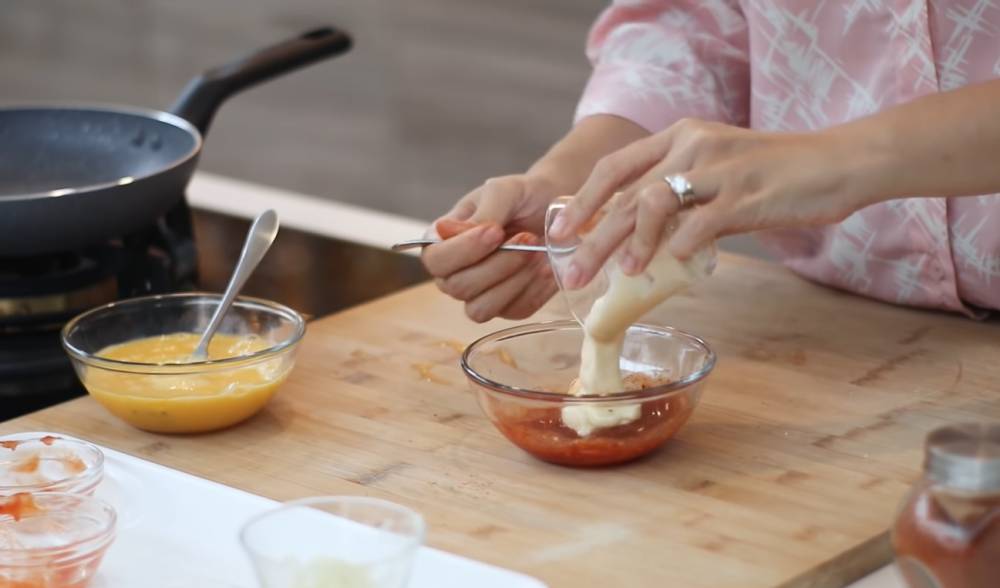 Proses pembuatan saus mentai (youtube.com/Devina Hermawan)