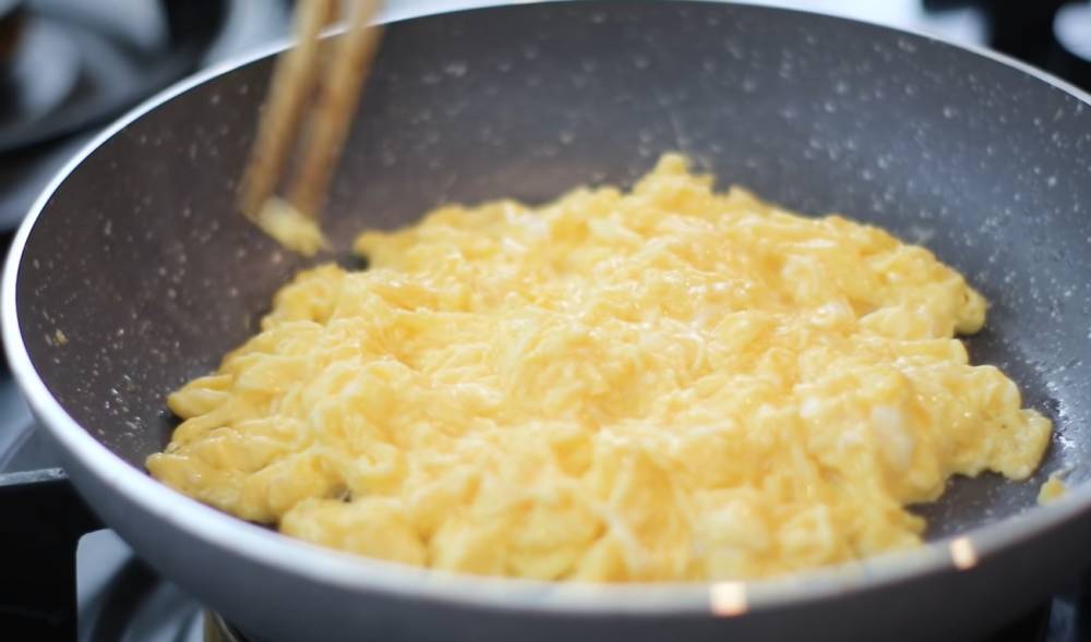 Proses memasak telur (youtube.com/Devina Hermawan)