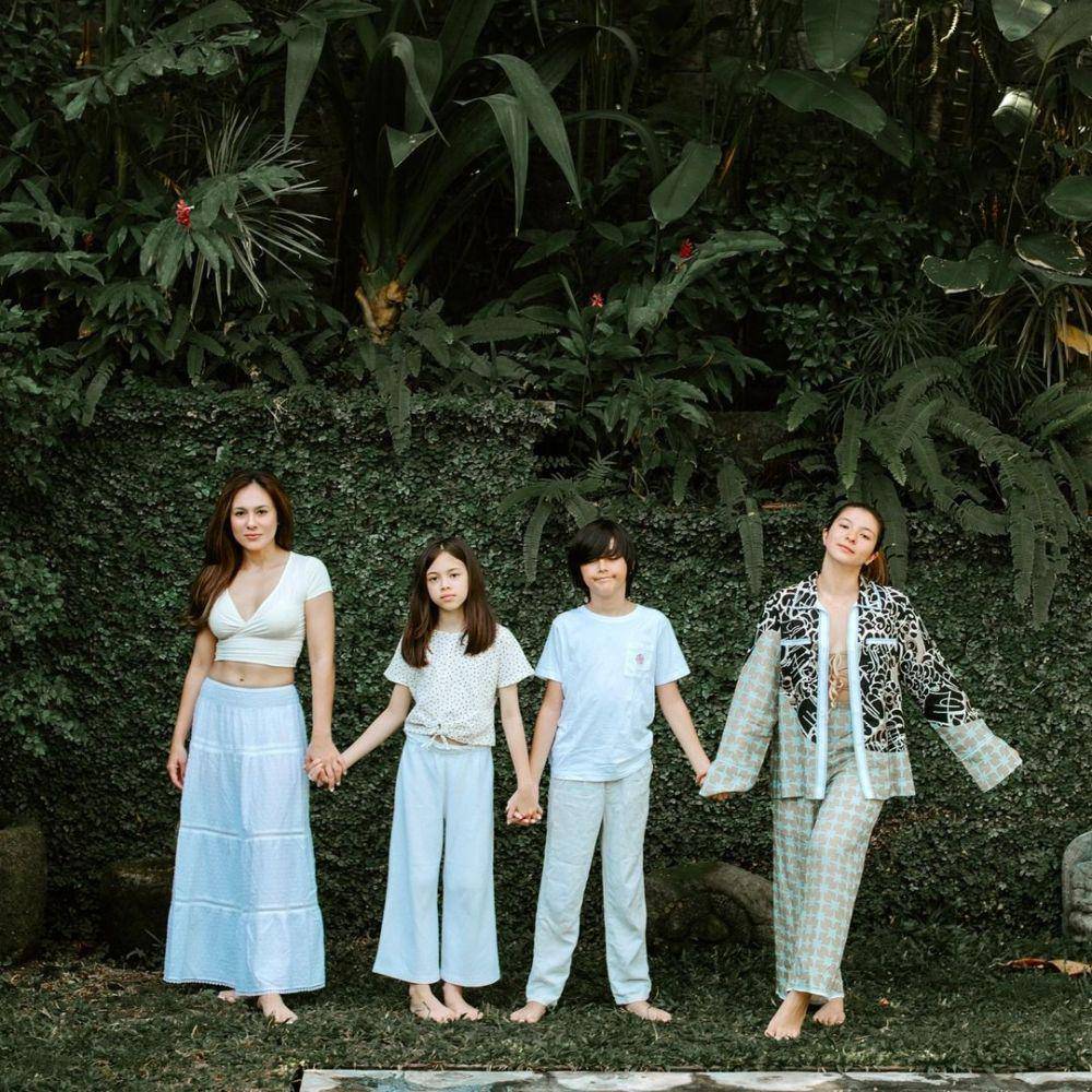 potret Wulan Guritno bersama ketiga anaknya (instagram.com/wulanguritno)