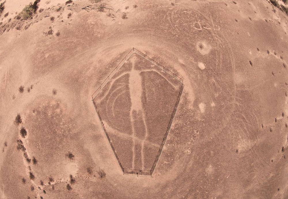 potret geoglyph mirip figur manusia, Blythe Intaglios (commons.wikimedia.org/Rsfinlayson)