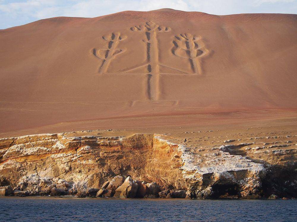 potret geoglyph Paracas Candelabra di Peru (commons.wikimedia.org/Edubucher)