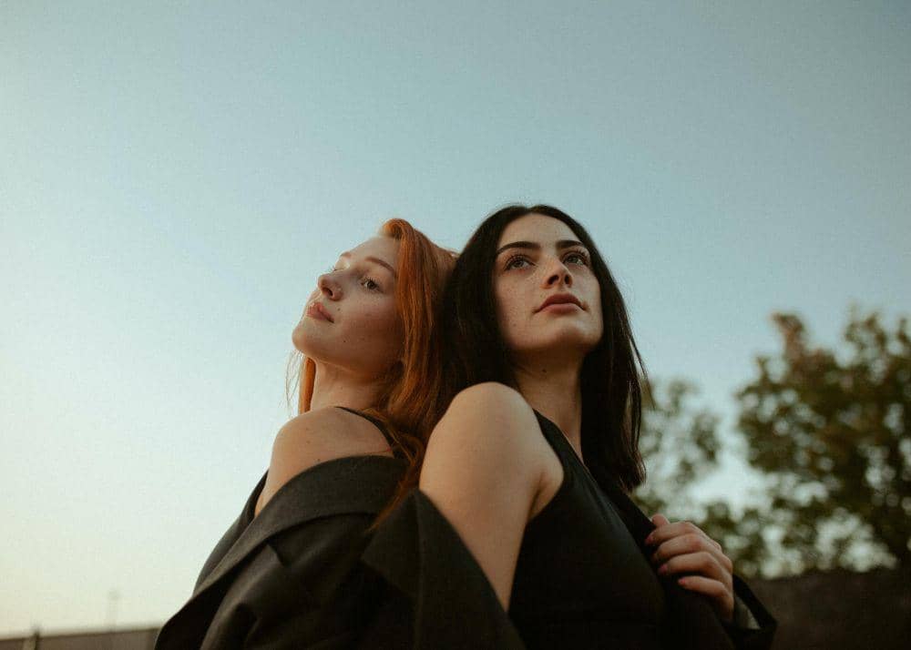 ilustrasi dua perempuan (pexels.com/@megan-ruth-192440753)