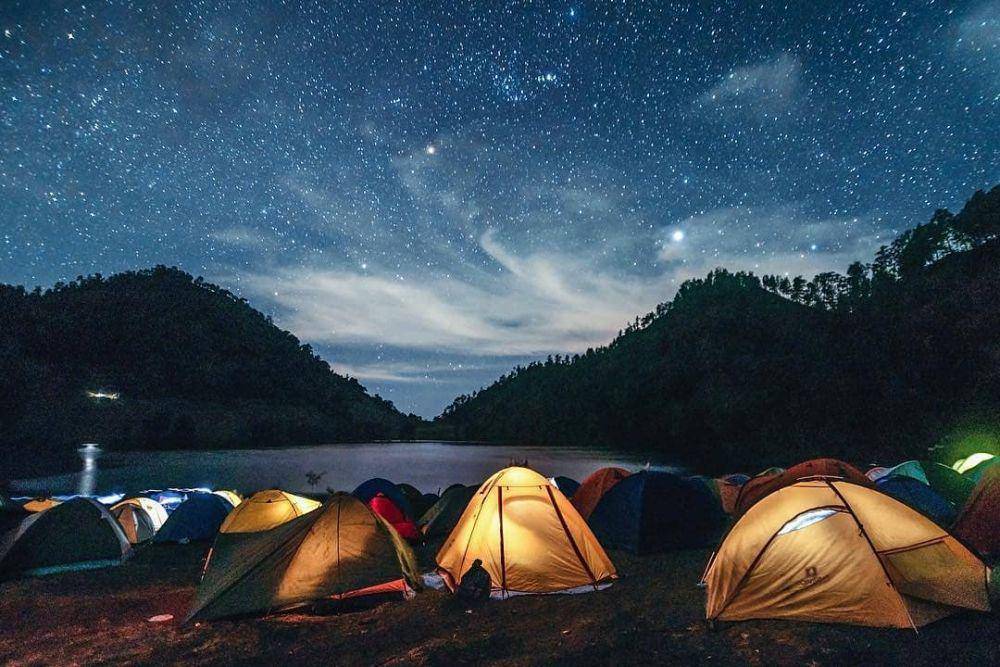 potret perkemahan di samping danau (instagram.com/sisialam.nusantara)