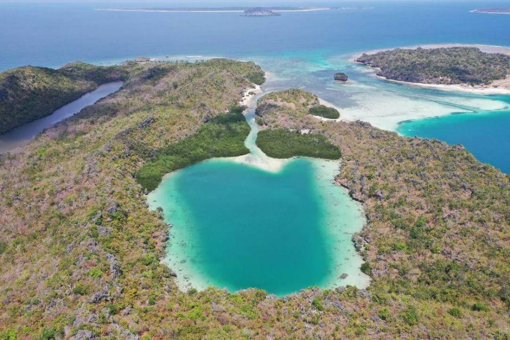 10 Pesona Telaga Nirwana, Wisata Air Jernih yang Terhubung ke Laut