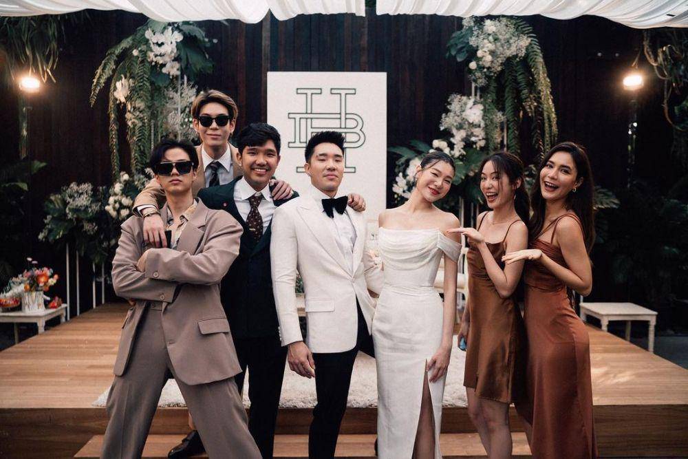 Potret Bank Thiti dan Pimtha. Di pernikahan rekan mereka. (instagram.com/bank_thiti)