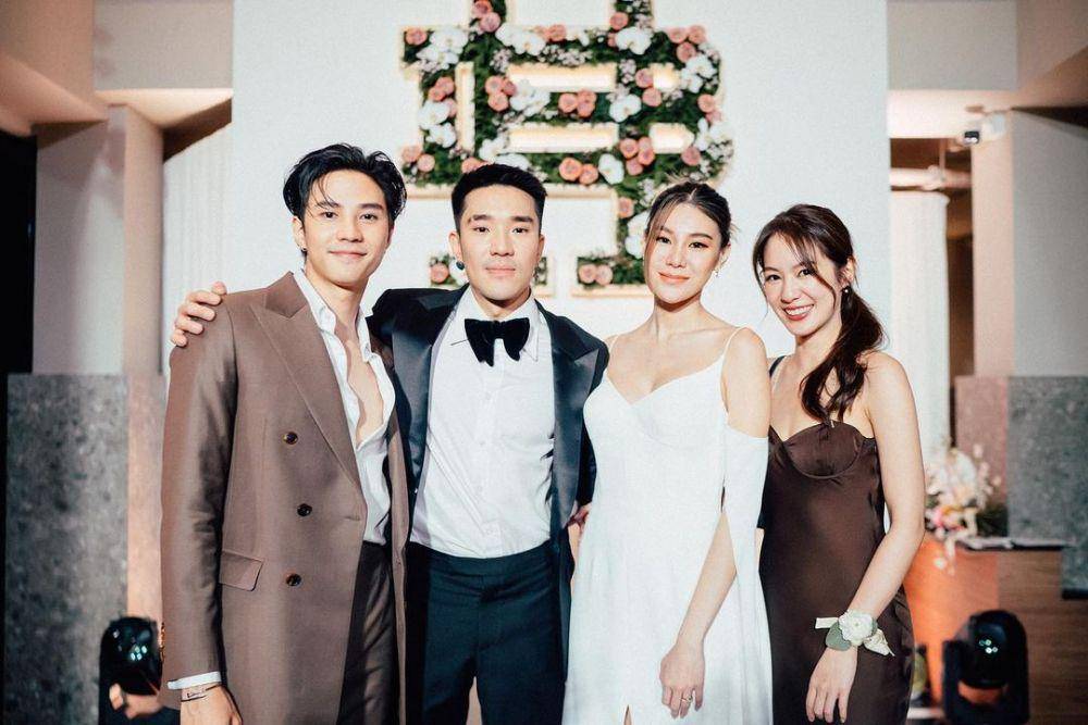Potret Bank Thiti dan Pimtha. Di pernikahan rekan mereka. (instagram.com/pimtha)