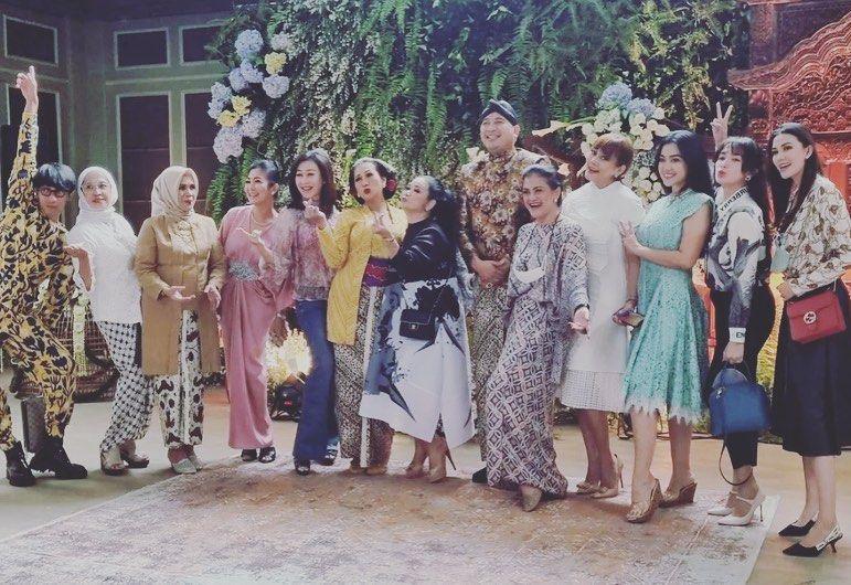 9 Tamu Artis di Acara Tedak Siten Anak Tata Janeeta dan Suami, Ramai!