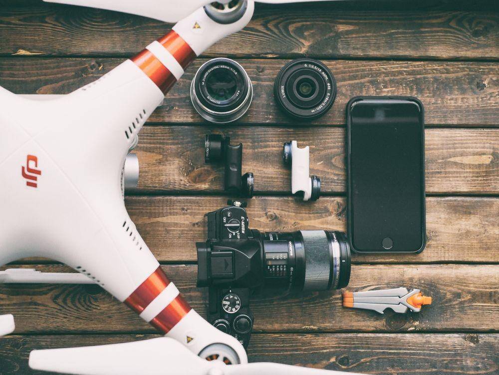 Ilustrasi drone untuk traveling (unsplash.com/aaronburden)
