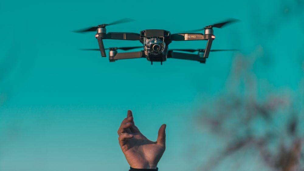 Ilustrasi mulai menerbangkan drone (unsplash.com/dyana)