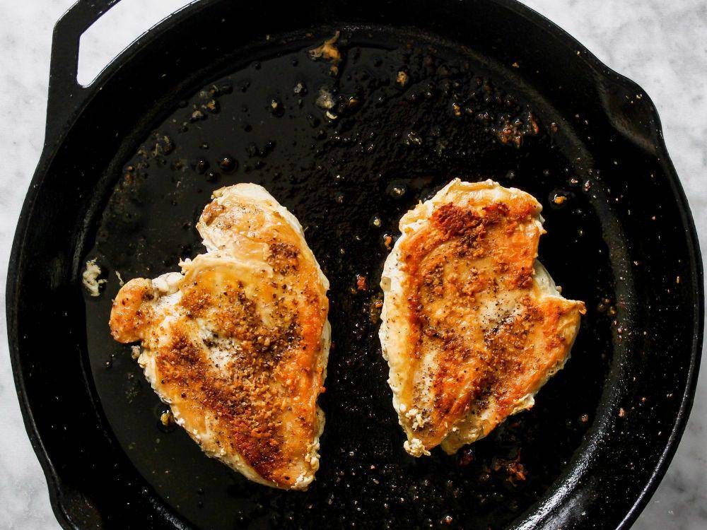 ilustrasi masak ayam dengan metode pan fry (myrecipes.com)