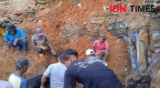Longsor Timbun Penambang Batu di KBB, Evakuasi Masih Berlangsung