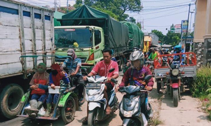 Jembatan Ambles, Lalu Lintas di Jalan Daendles Lamongan Macet Total