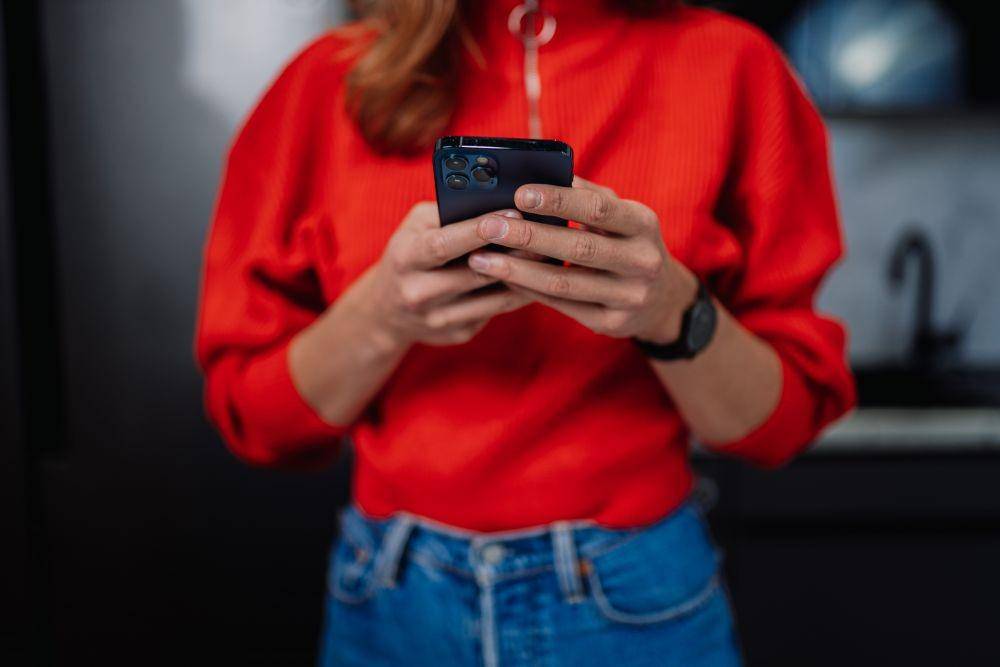 ilustrasi memposting cuitan (unsplash.com/Jenny Ueberberg)