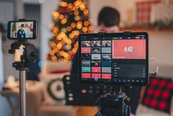 Menyewakan peralatan shooting sebagai cara dapat uang dari YouTube tanpa upload video (unsplash.com/libby_penner)
