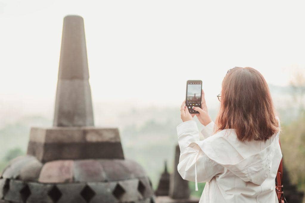 Ilustrasi kunjungan wisatawan ke Candi Borobudur.