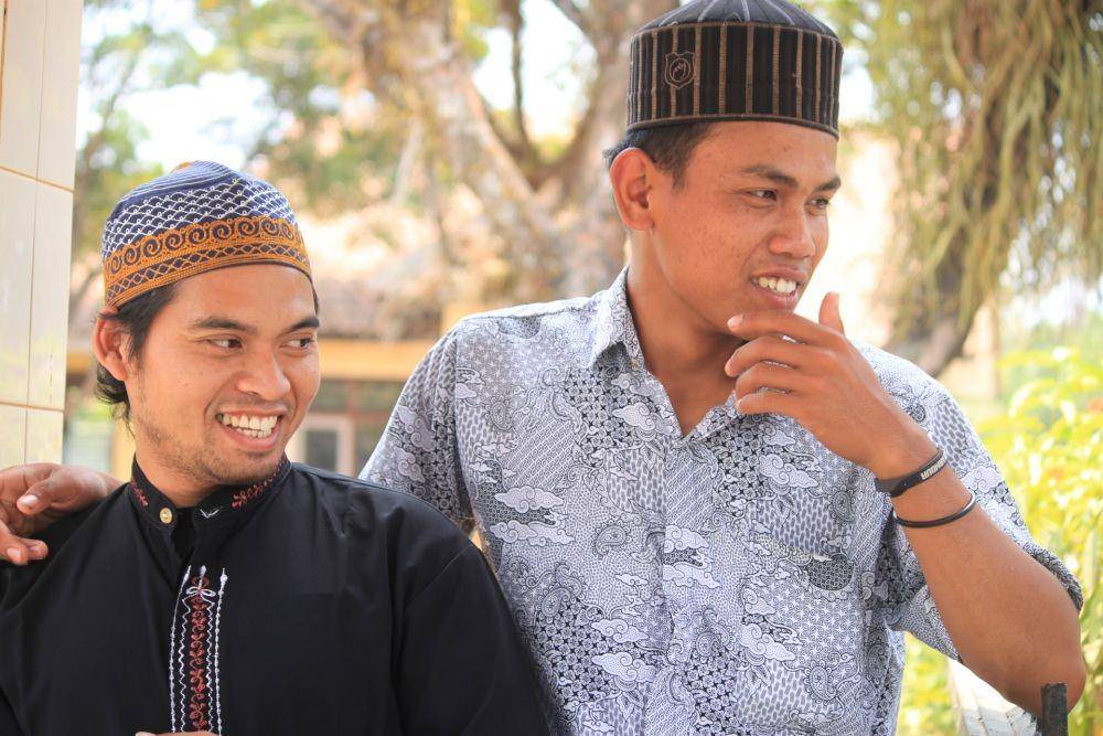 Pria memakai peci (unsplash.com/Mufid Majnun)