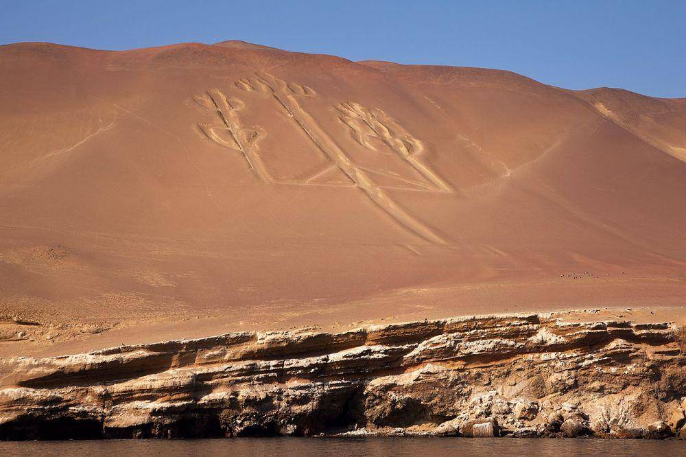 potret geoglyph Paracas Candelabra, Peru (commons.wikimedia.org/Unukorno)
