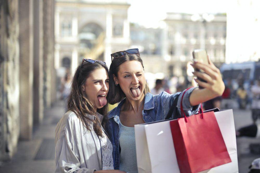 ilustrasi selfie (pexels.com/Andrea Piacquadio)
