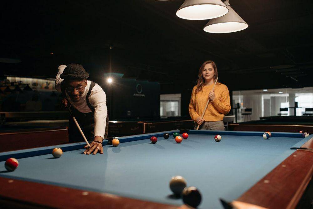 ilustrasi bermain billiard (pexels.com/Pavel Danilyuk)