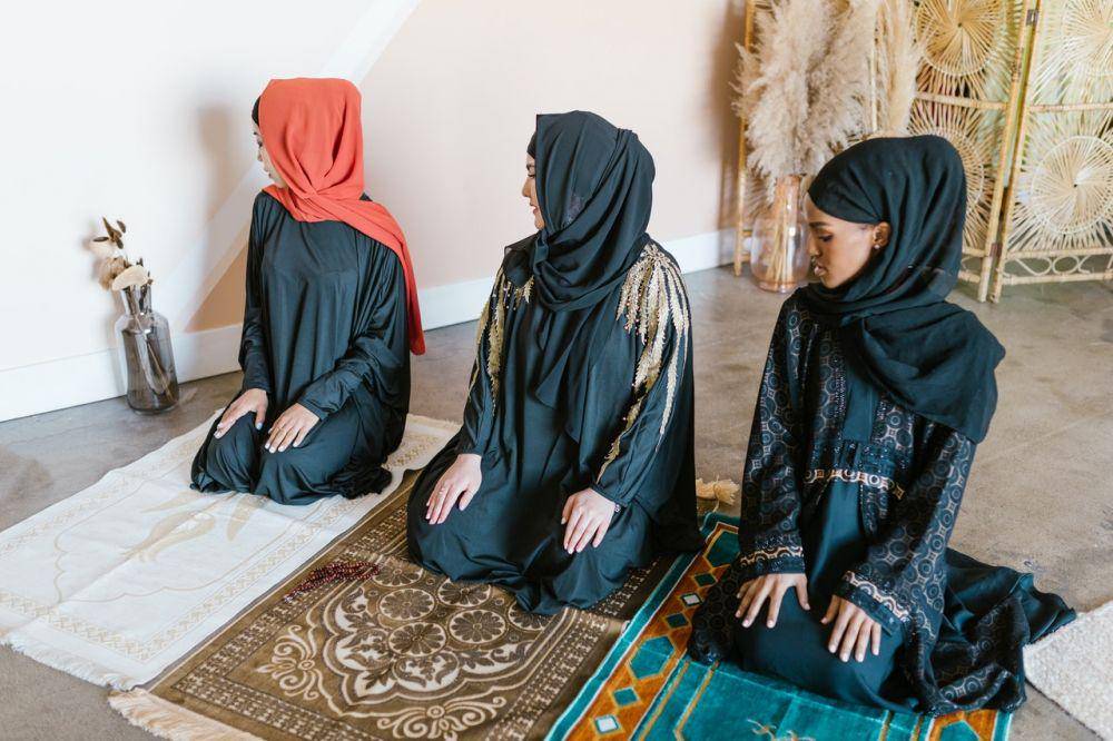 ilustrasi salat berjamaah (pexels.com/RODNAE Productions)