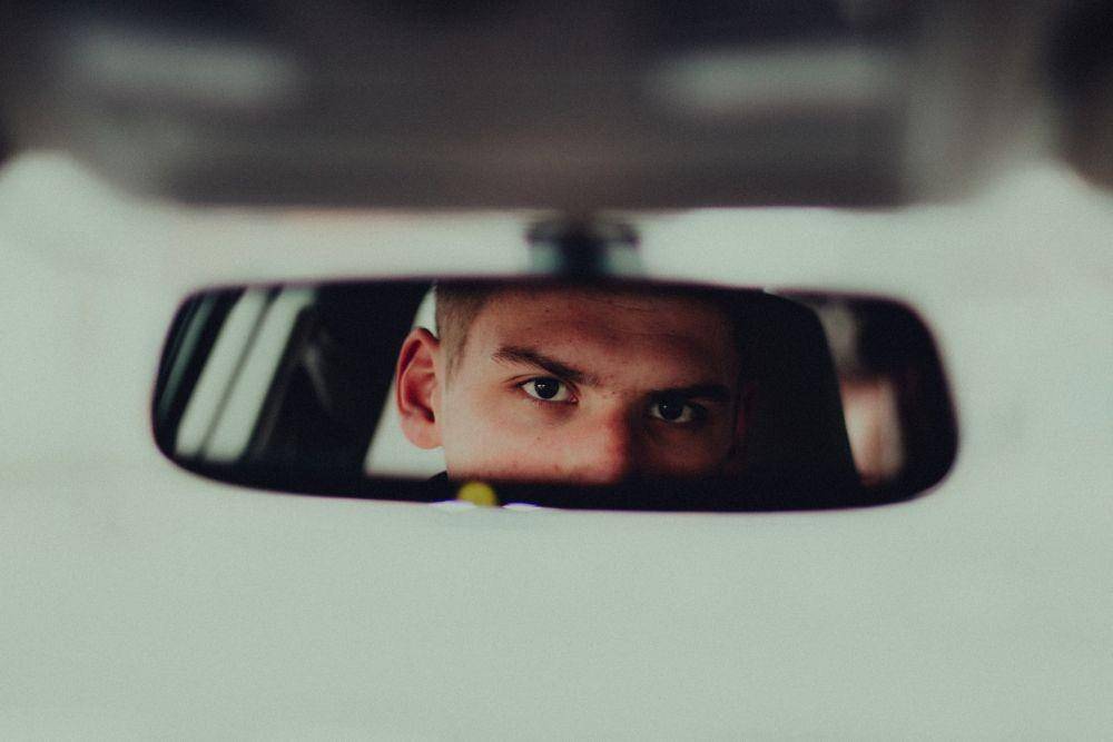 Ilustrasi Memastikan Posisi Spion (unsplash.com/Phinehas Adams)