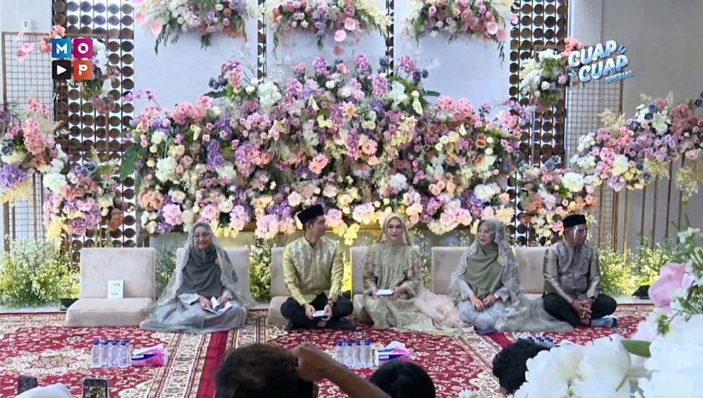 9 Dekorasi Pengajian Empat Bulan Kehamilan Ria Ricis, Serba Bunga