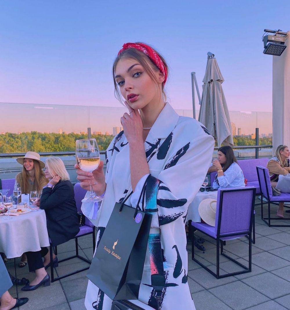 Ekaterina Velmakina (instagram.com/_v_e_v)