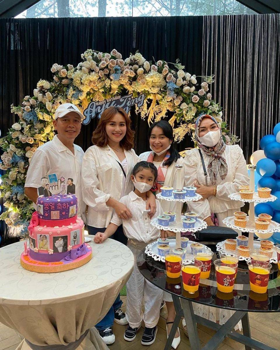 potret Ayu Ting Ting dan Ayah Rozak (instagram.com/ayutingting92)