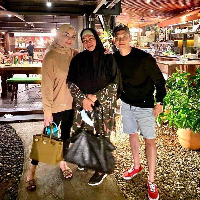 Rezky Adhitya dan keluarga (instagram.com/yanny_christiany)