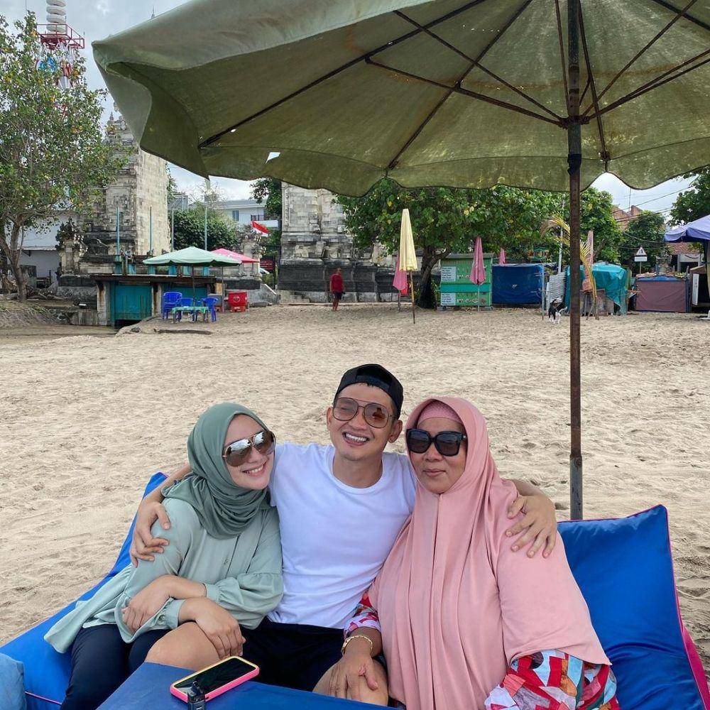 Rezky Adhitya dan keluarga (instagram.com/yanny_christiany)