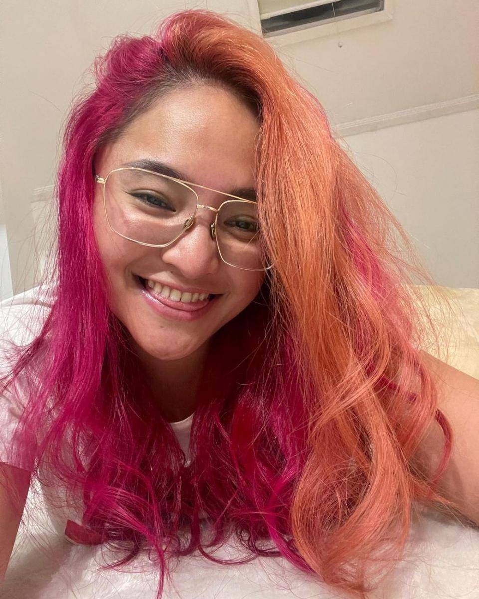 Marshanda mengganti warna rambutnya menjadi peach dan hot pink. (instagram.com/marshanda99)