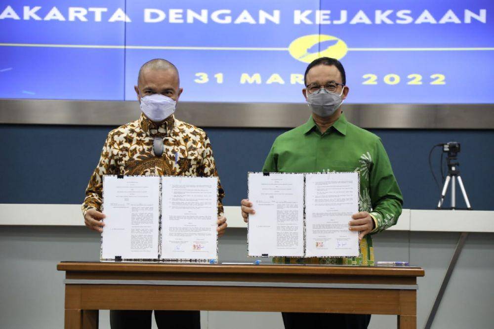 Penandatanganan MoU antara Pemprov DKI Jakarta dan Kejati DKI Jakarta, Kamis (31/3/2022). Keterangan foto: kiri Kepala Kejati DKI Jakarta,Reda Manthovani dan kanan Gubernur DKI Jakarta Anies Baswedan. (dok. Humas Pemprov DKI Jakarta)