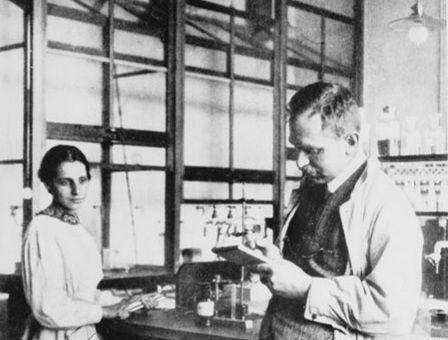 Lise Meitner dan Otto Hahn di laboratorium, Institut Kimia Kaiser Wilhelm, Berlin. (commons.wikimedia.org/Unknown author)