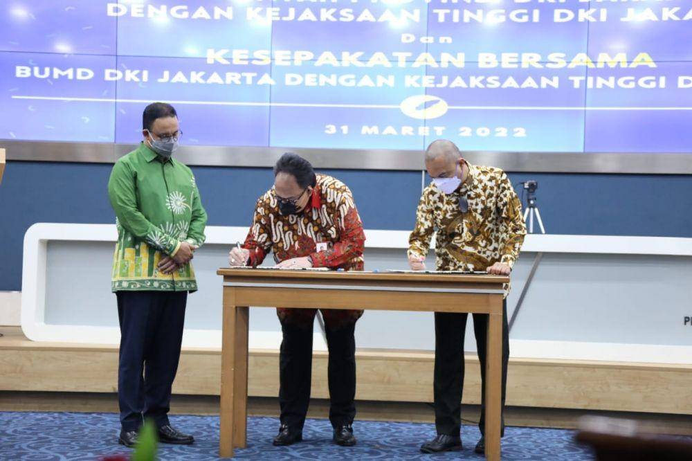 Penandatanganan MoU antara Pemprov DKI Jakarta dan Kejati DKI Jakarta, Kamis (31/3/2022). Keterangan foto: kiri Kepala Kejati DKI Jakarta,Reda Manthovani dan kanan Gubernur DKI Jakarta Anies Baswedan. (dok. Humas Pemprov DKI Jakarta)