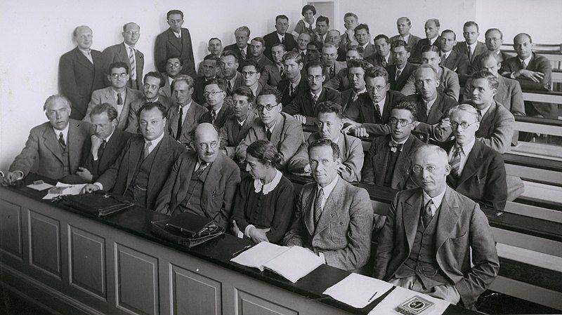 Potret Niels Bohr, Werner Heisenberg, Wolfgang Pauli, Otto Stern, Lise Meitner, Rudolf Ladenburg dan fisikawan lainnya sekitar tahun 1937 pada kesempatan pertemuan dengan pemenang Nobel Price di Kopenhagen. (commons.wikimedia.org/Friedrich Hund)