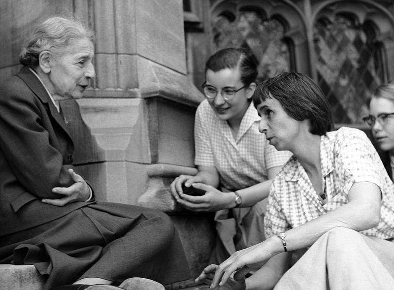 Fisikawan Lise Meitner bersama mahasiswa (Sue Jones Swisher, Rosalie Hoyt dan Danna Pearson McDonough) di Bryn Mawr College. (commons.wikimedia.org/Nuclear Regulatory Commission)