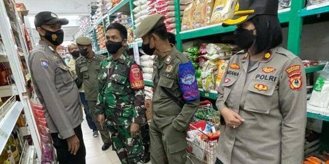 Pengecekan harga sembako jelang Ramadan oleh petugas gabungan Polsek Mamaja, Polrestabes Makassar, Polda Sulsel. (Dok. Polda Sulsel)