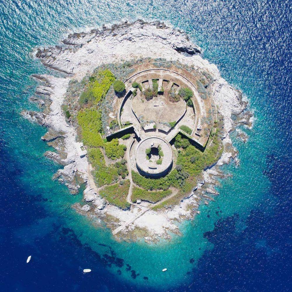 potret Mamula Fortress (instagram.com/droningandmore)