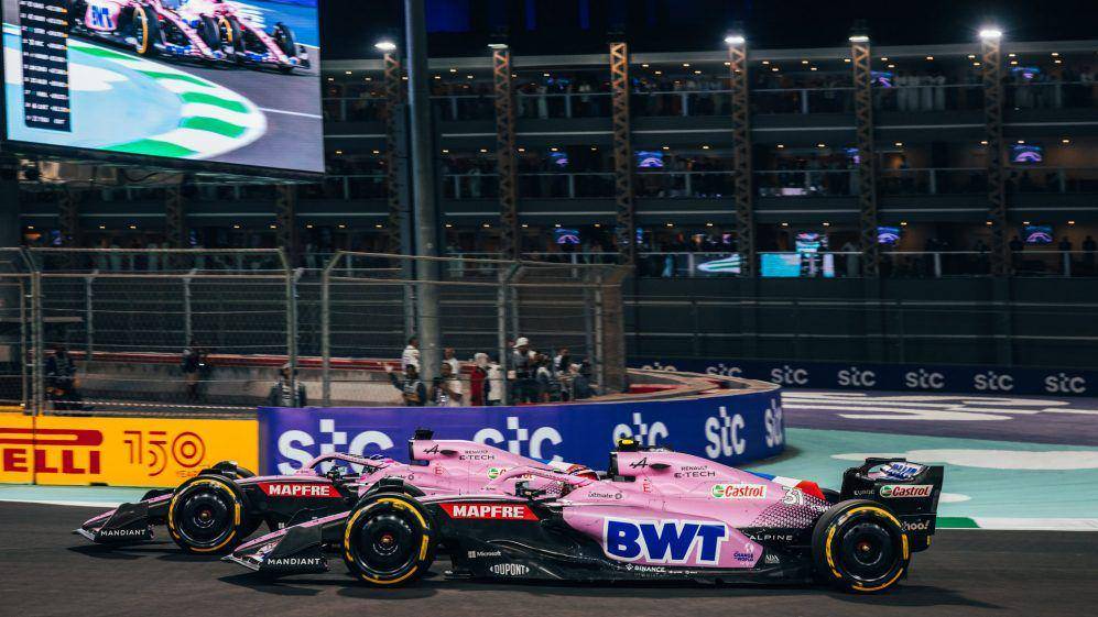 Esteban Ocon dan Fernando Alonso pada balapan GP Arab Saudi. (formula1.com)