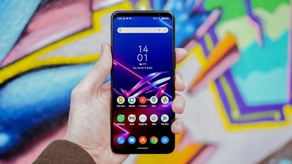 potret Asus ROG Phone 5s (expertreviews.co.uk)