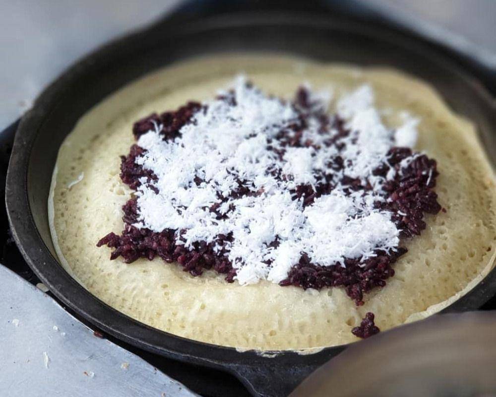 ilustrasi martabak manis topping ketan hitam dan kelapa (instagram.com/diankadee)