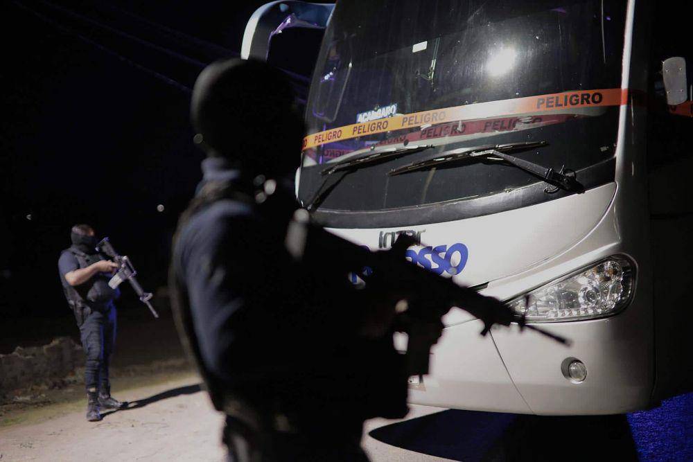 Bus yang digunakan untuk memblokir jalan keluar di peternakan El Paraiso, Zinapecuaro, Meksiko, pada Minggu (27/3/2022). (twitter.com/Foro_TV)