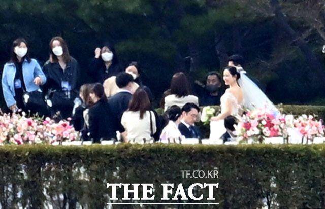 Momen Hyun Bin dan Son Ye jin berjalan di altar (news.tf.co.kr)