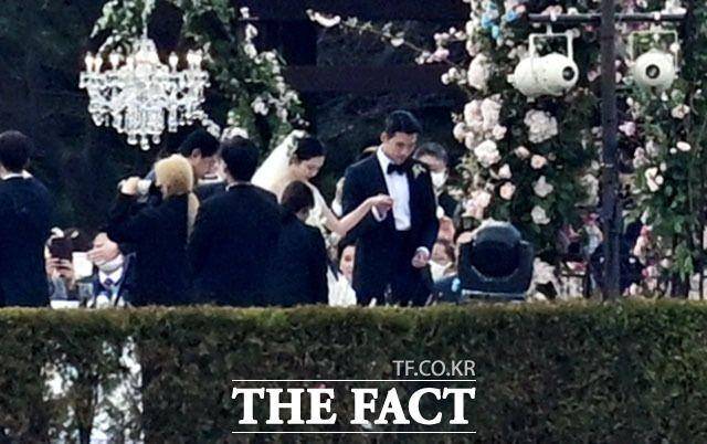 Momen Hyun Bin dan Son Ye jin berjalan di altar (news.tf.co.kr)