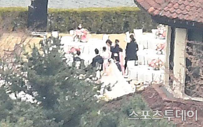 Son Ye Jin berjalan di altar pernikahan (stoo.com)