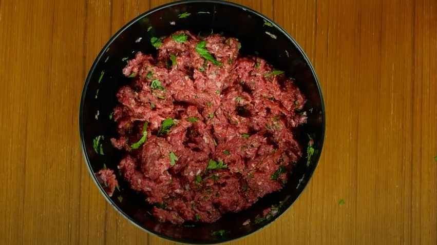 ilustrasi membumbui daging (becomechefathome.com)