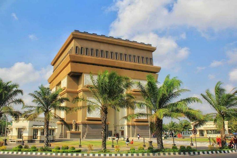 Simpang Lima Gumul: Lokasi, Aktivitas Seru, dan Fakta Menarik