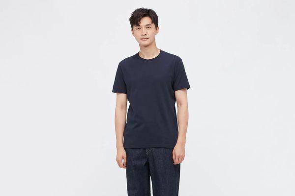 Ilustrasi kaus lengan pendek polos (uniqlo.com)