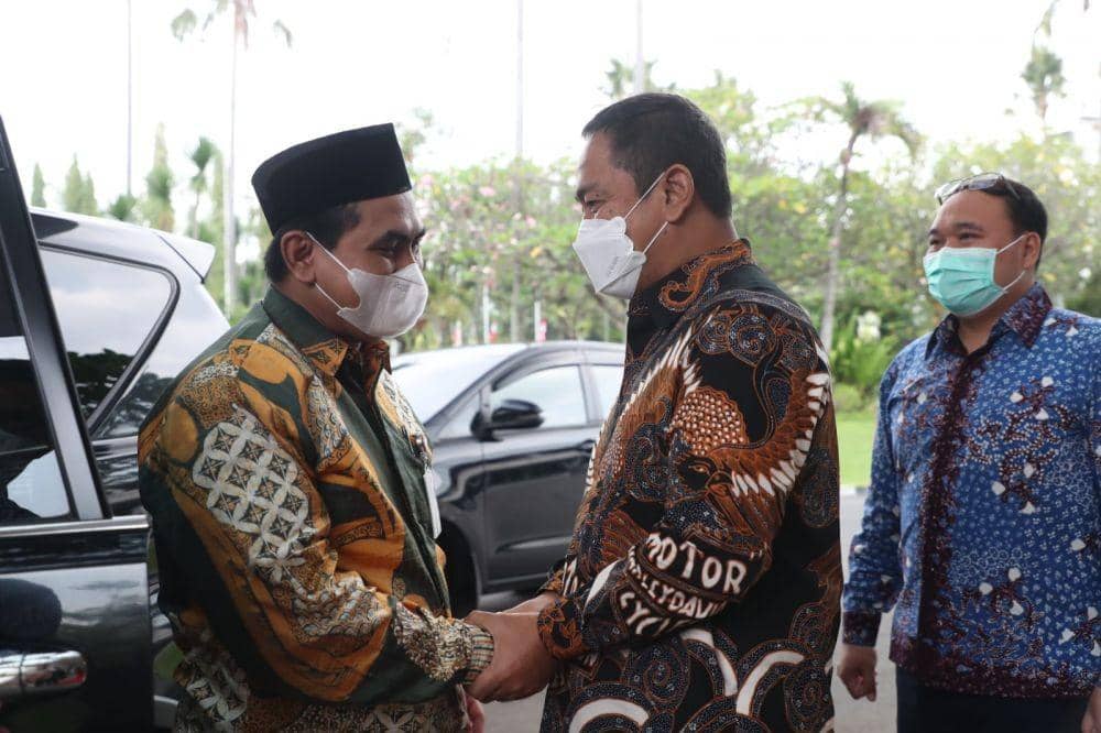 Wagub Jateng Taj Yasin Maimoen saat bersalaman dengan Wali Kota Semarang Hendrar Prihadi. (IDN Times/Dok Humas Pemprov Jateng)