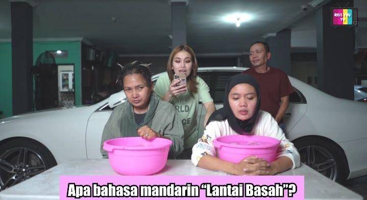 potret Ayu Ting Ting dan Ayah Rozak (youtube.com/Qiss You TV)